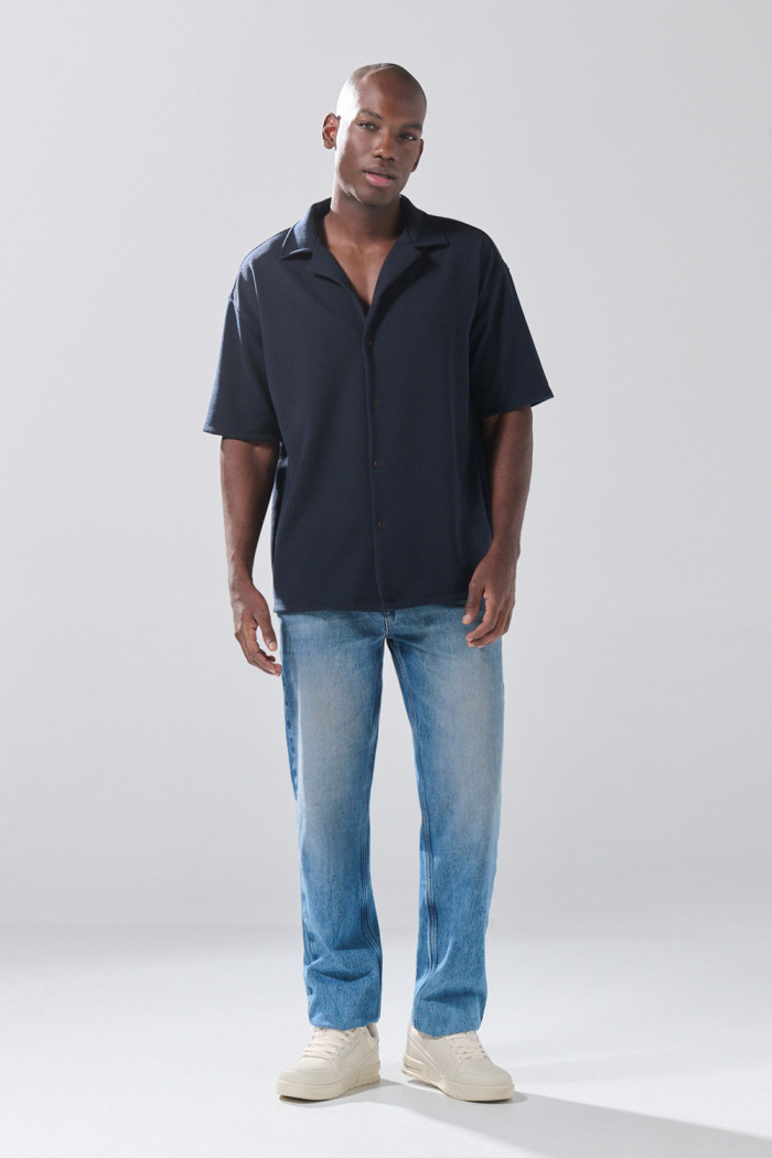 Camisa cuello resort azul oscura con texturas sutiles

