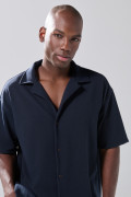 Camisa cuello resort azul oscura con texturas sutiles
