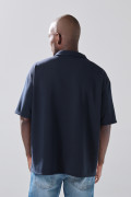 Camisa cuello resort azul oscura con texturas sutiles
