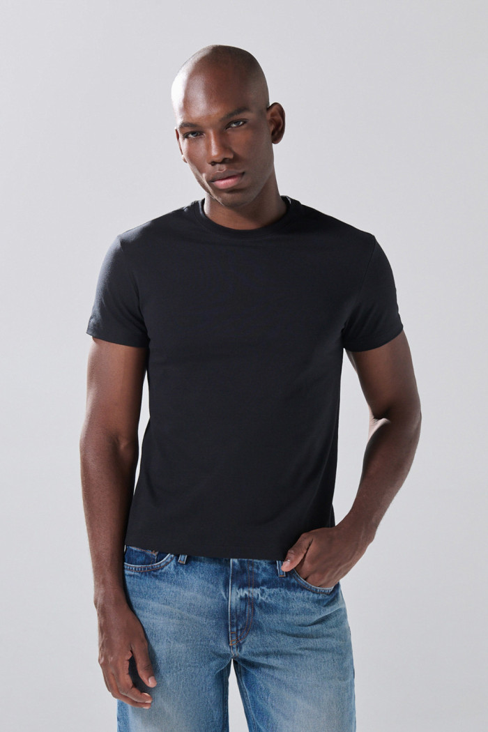 Camiseta infaltables unicolor cuello redondo con manga corta
