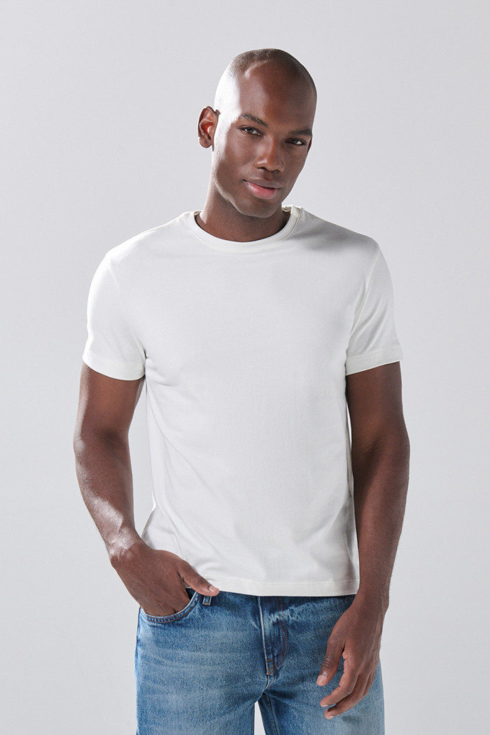 Camiseta infaltables unicolor cuello redondo con manga corta

