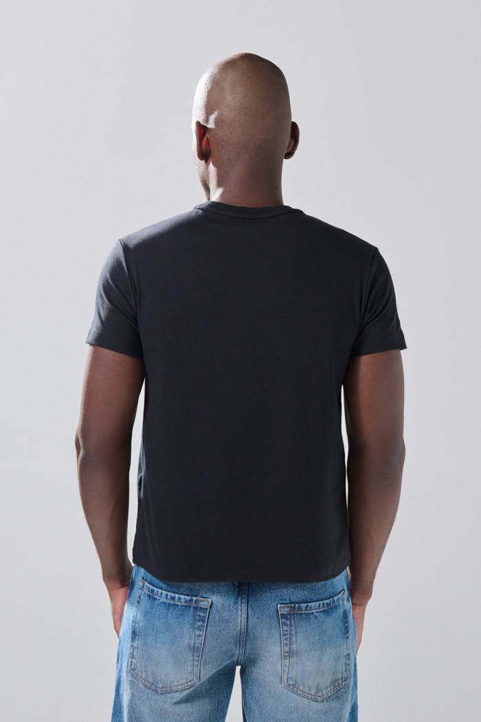 Camiseta infaltables unicolor cuello redondo con manga corta
