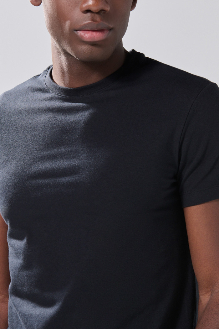Camiseta infaltables unicolor cuello redondo con manga corta
