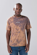 Camiseta gris tie dye manga corta con textos estampados
