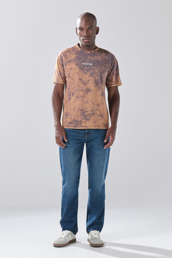 Camiseta gris tie dye manga corta con textos estampados
