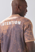 Camiseta gris tie dye manga corta con textos estampados
