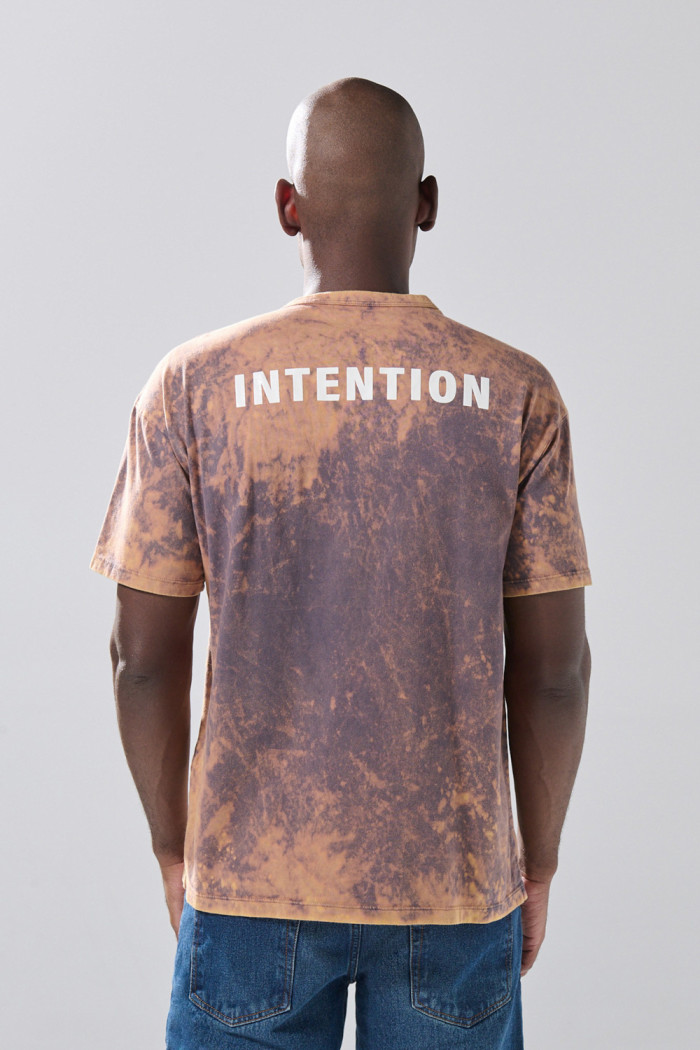 Camiseta gris tie dye manga corta con textos estampados
