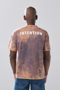 Camiseta gris tie dye manga corta con textos estampados

