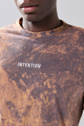 Camiseta gris tie dye manga corta con textos estampados
