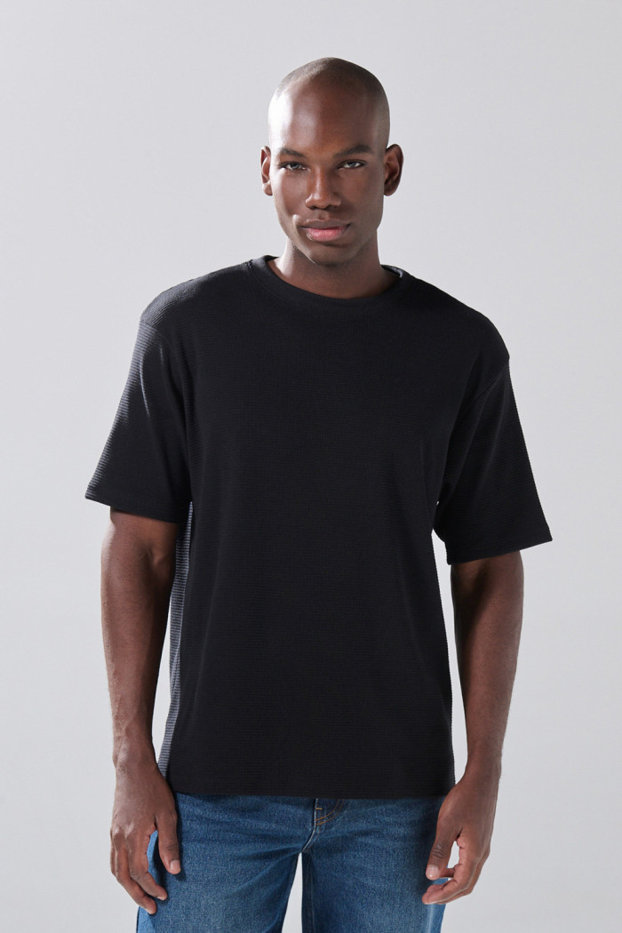 Camiseta unicolor oversize manga corta con texturas sutiles
