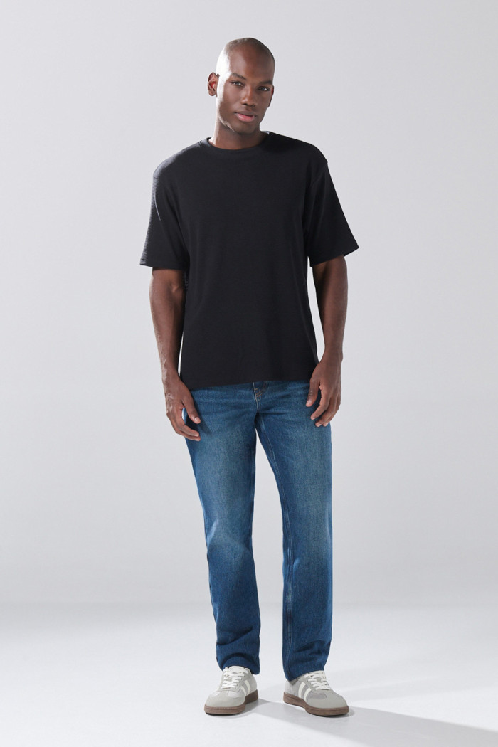 Camiseta unicolor oversize manga corta con texturas sutiles
