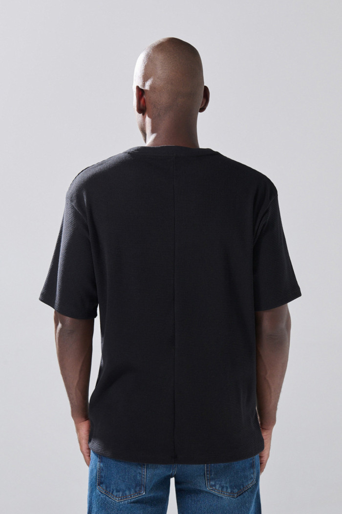 Camiseta unicolor oversize manga corta con texturas sutiles
