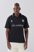 Camiseta polo negra con arte college y abertura V
