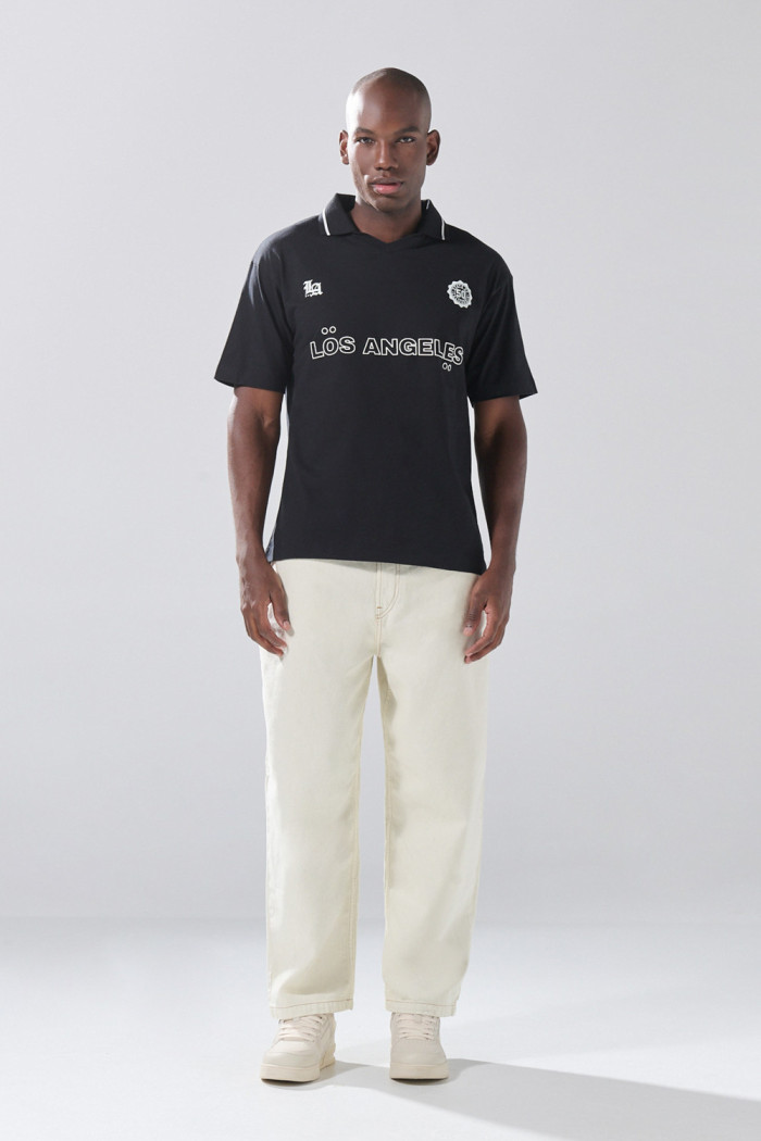 Camiseta polo negra con arte college y abertura V

