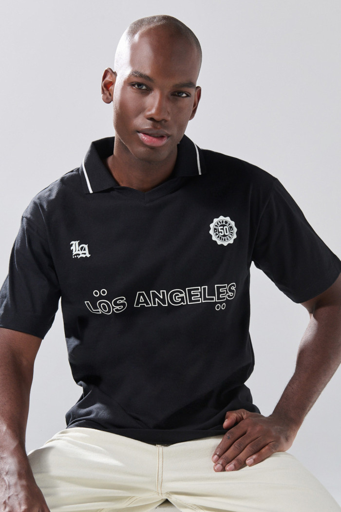 Camiseta polo negra con arte college y abertura V
