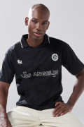 Camiseta polo negra con arte college y abertura V
