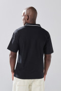 Camiseta polo negra con arte college y abertura V
