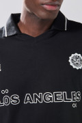 Camiseta polo negra con arte college y abertura V
