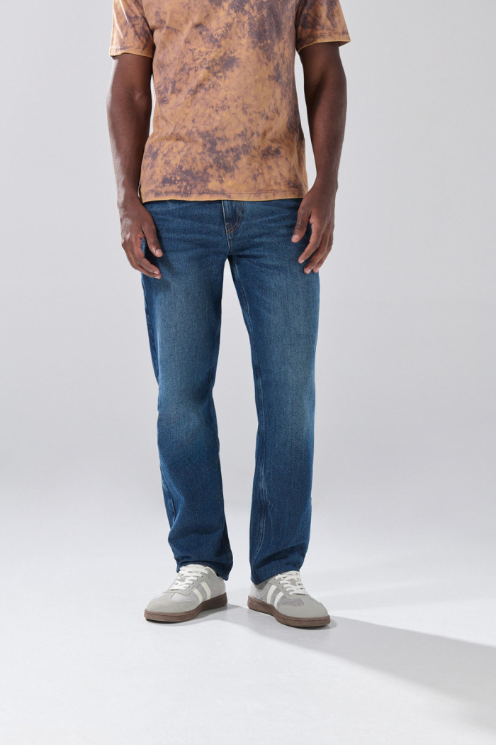 Jean 90´S infaltables azul con bota recta, tiro bajo y botón 
