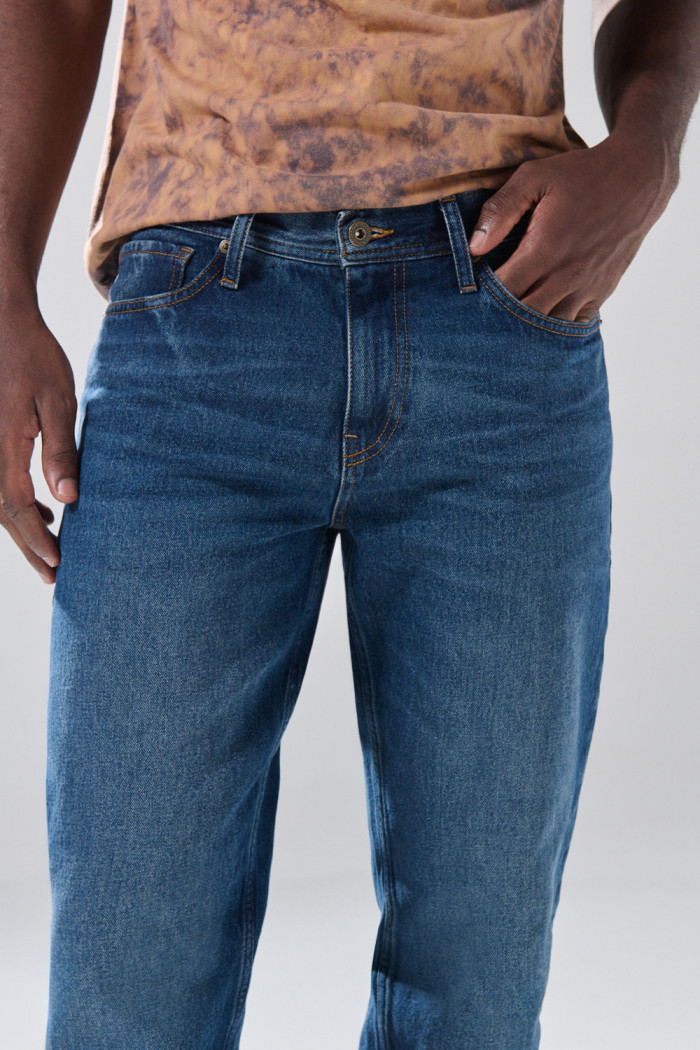 Jean 90´S infaltables azul con bota recta, tiro bajo y botón 
