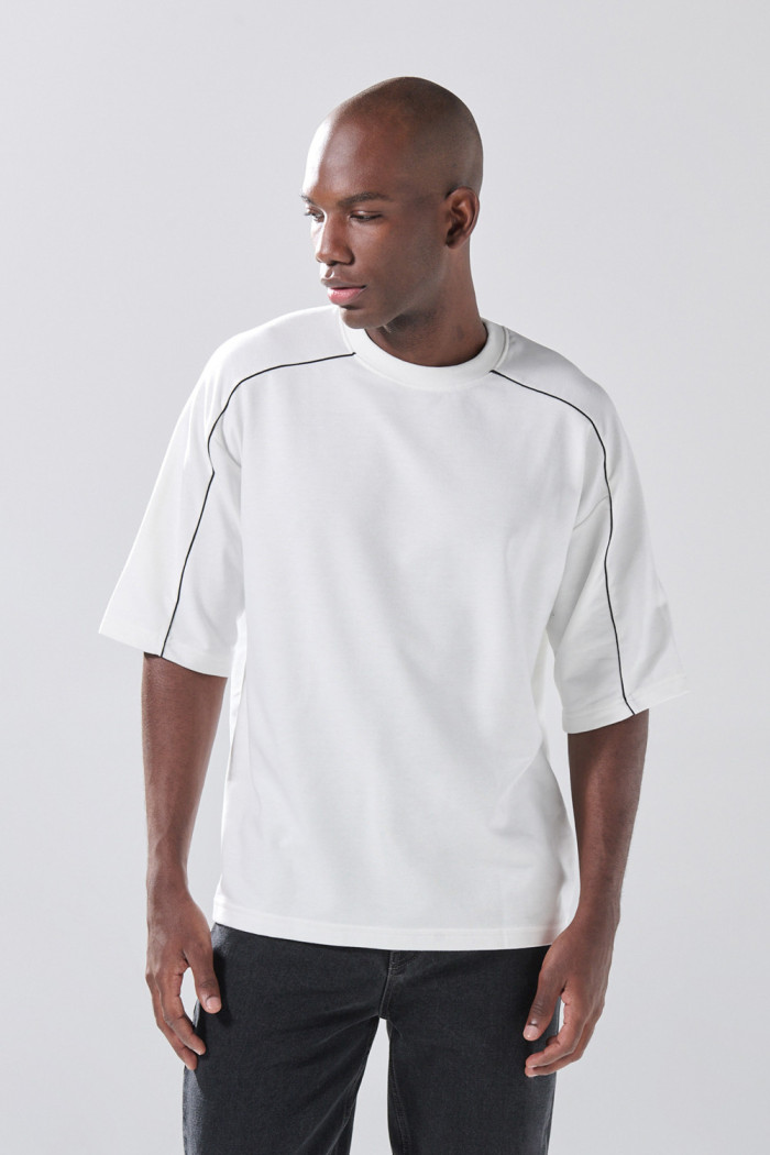Camiseta unicolor en tela pesada manga corta oversize