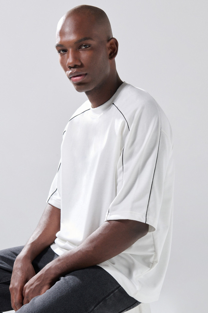 Camiseta unicolor en tela pesada manga corta oversize