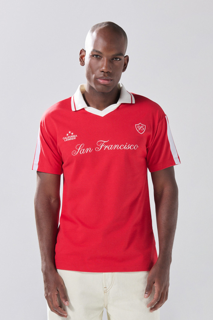 Camiseta polo roja con diseño college y manga corta