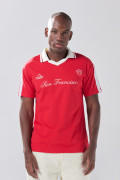 Camiseta polo roja con diseño college y manga corta