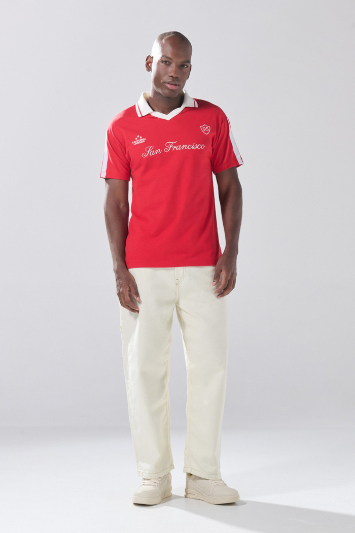 Camiseta polo roja con diseño college y manga corta