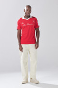 Camiseta polo roja con diseño college y manga corta