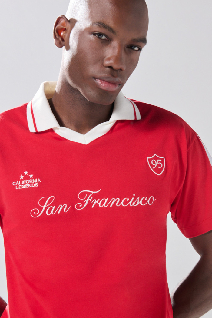 Camiseta polo roja con diseño college y manga corta