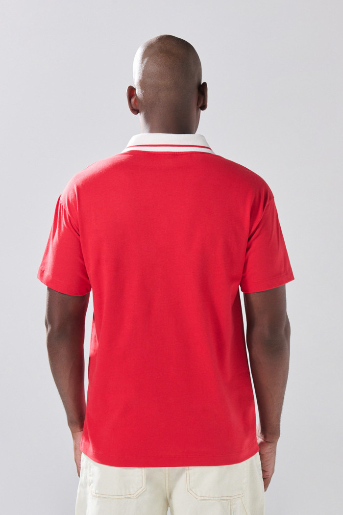 Camiseta polo roja con diseño college y manga corta