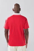 Camiseta polo roja con diseño college y manga corta