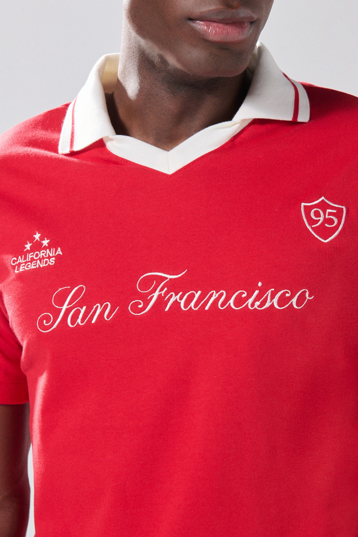 Camiseta polo roja con diseño college y manga corta