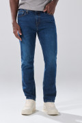 Jean azul straight leg infaltables con bota recta y tiro bajo

