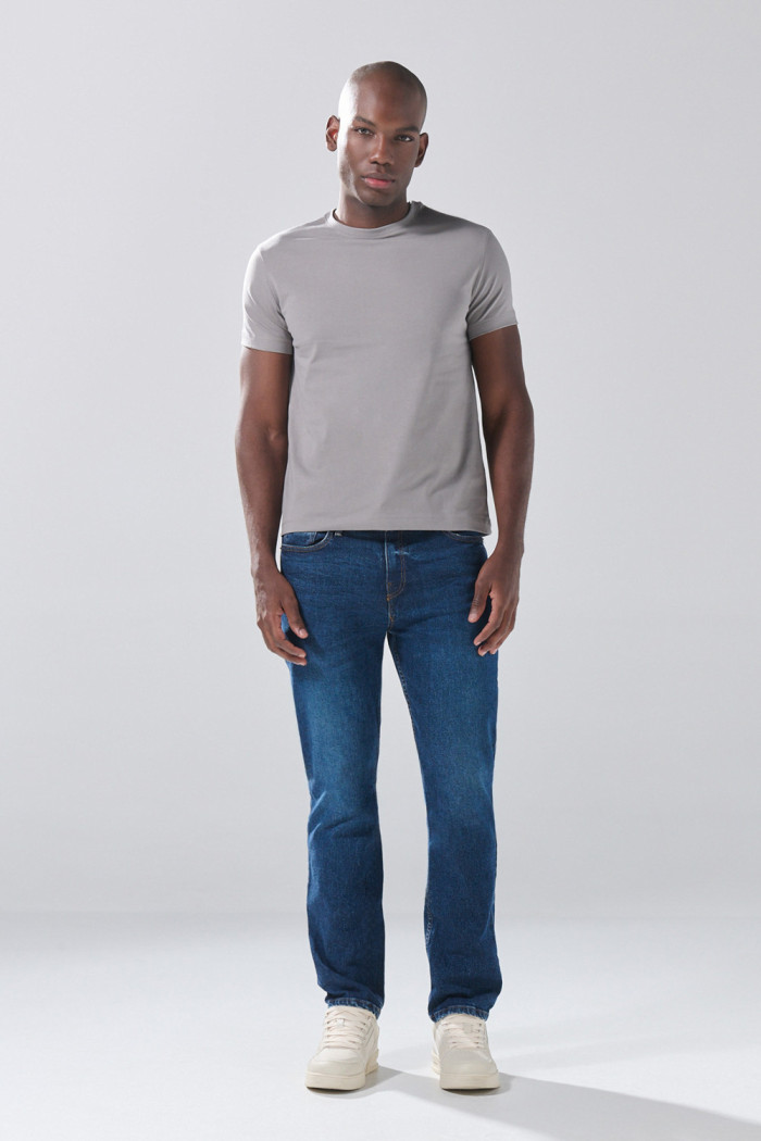 Jean azul straight leg infaltables con bota recta y tiro bajo

