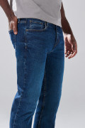 Jean azul straight leg infaltables con bota recta y tiro bajo
