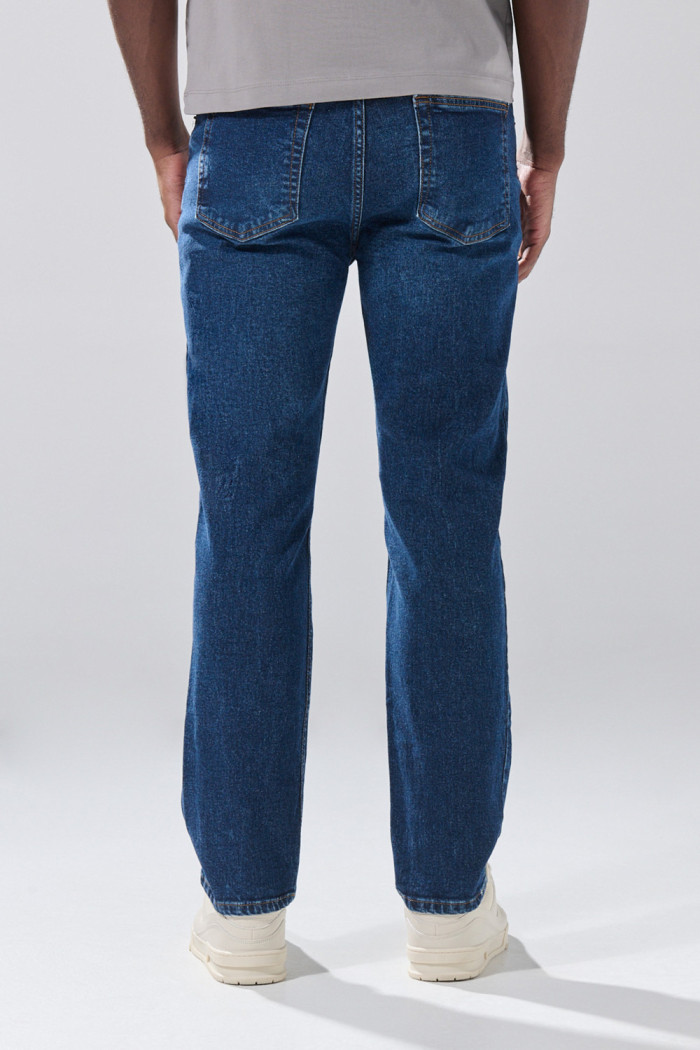 Jean azul straight leg infaltables con bota recta y tiro bajo
