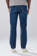 Jean azul straight leg infaltables con bota recta y tiro bajo
