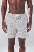 Bermuda playera kaki con tiro bajo y diseños de letras
