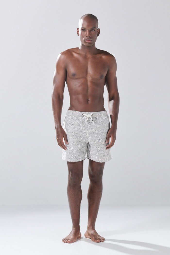 Bermuda playera kaki con tiro bajo y diseños de letras
