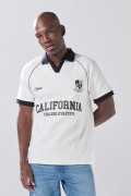 Camiseta crema clara college con cuello polo en contraste
