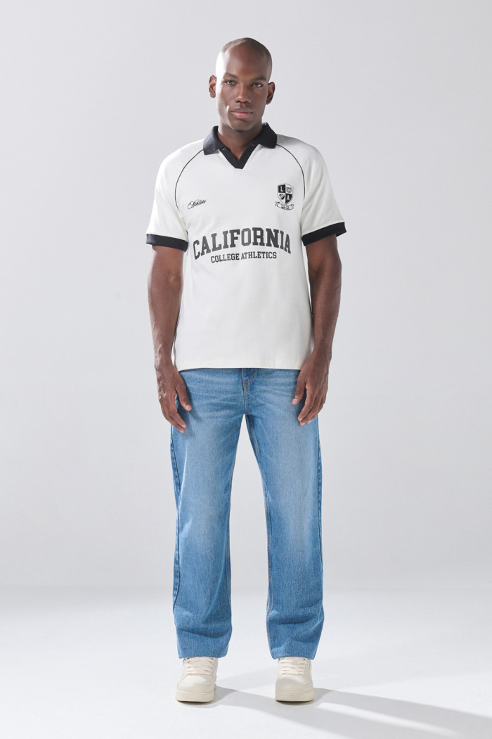 Camiseta crema clara college con cuello polo en contraste
