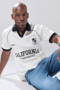 Camiseta crema clara college con cuello polo en contraste
