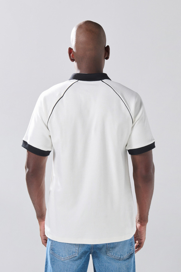 Camiseta crema clara college con cuello polo en contraste
