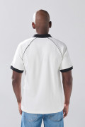 Camiseta crema clara college con cuello polo en contraste
