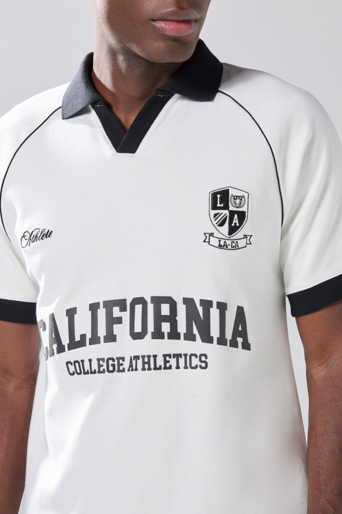 Camiseta crema clara college con cuello polo en contraste

