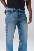 Jean azul medio 90´S con tiro bajo, desgastes y bota recta
