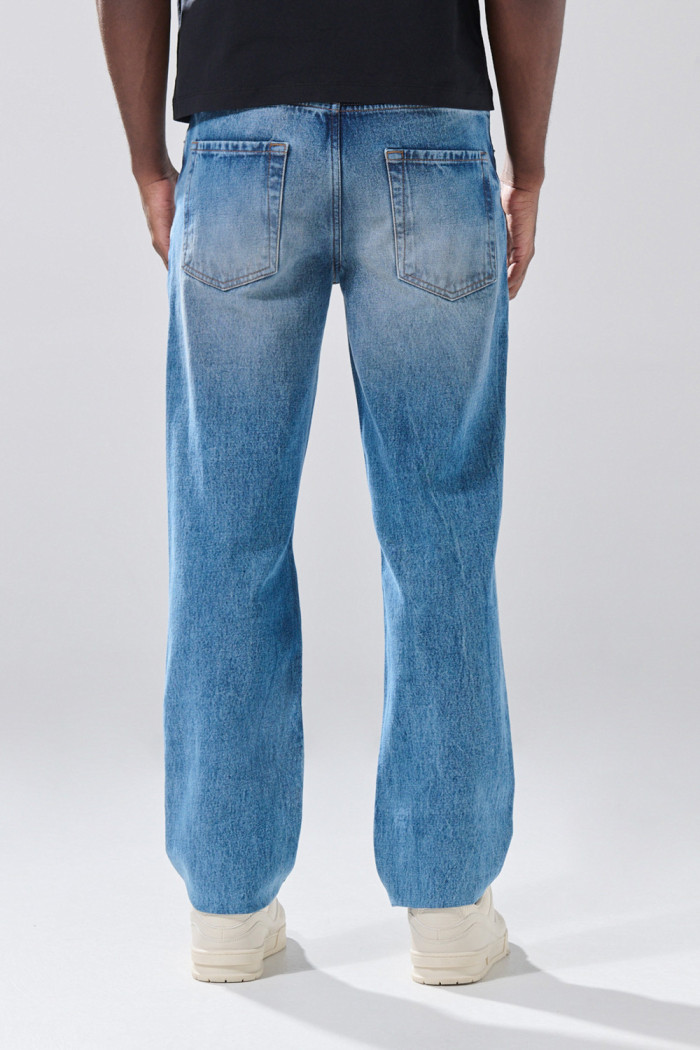 Jean azul medio 90´S con tiro bajo, desgastes y bota recta
