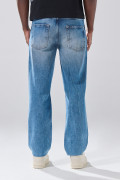 Jean azul medio 90´S con tiro bajo, desgastes y bota recta
